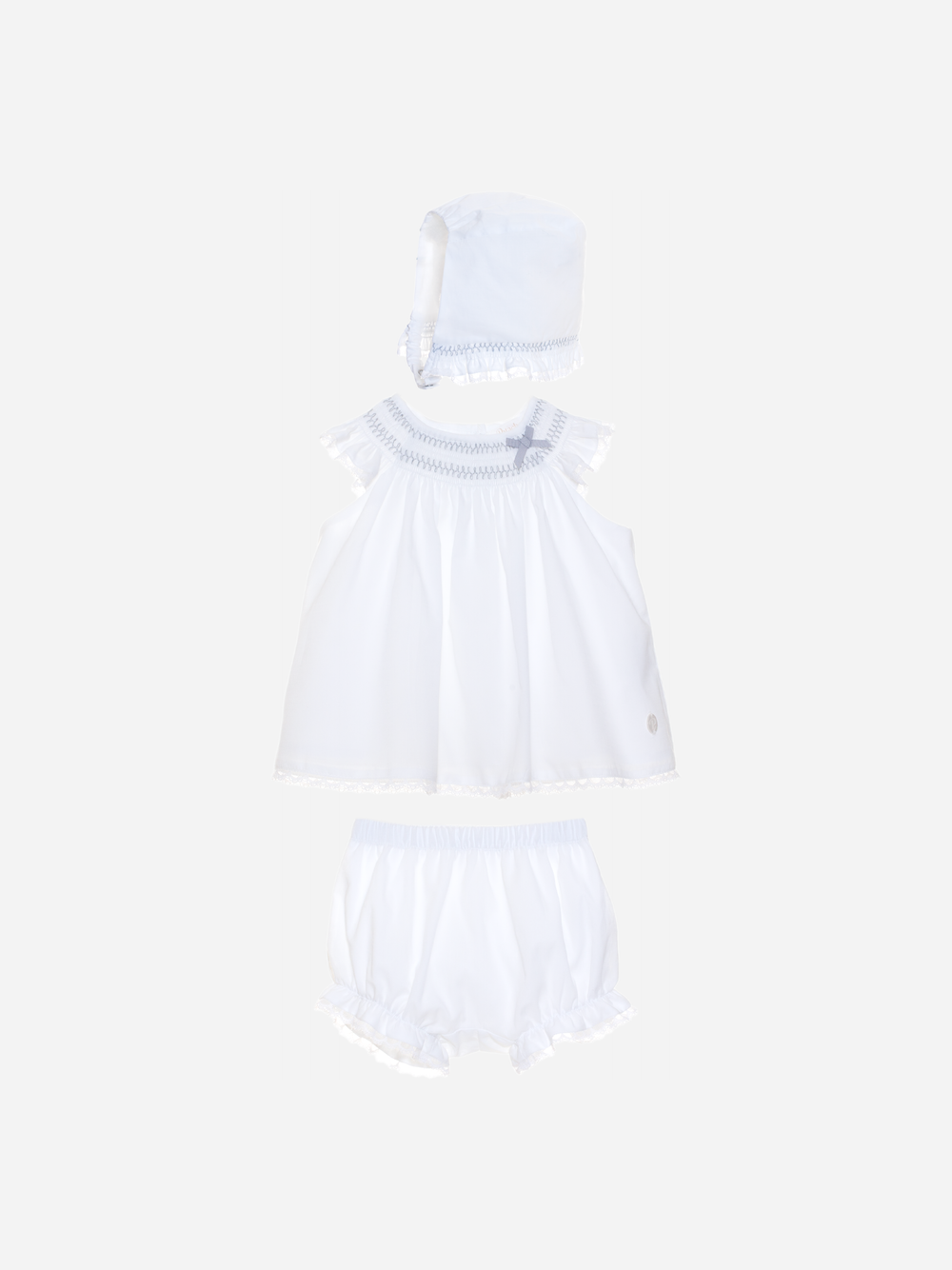 Conjunto branco constituído por gorro, blusa e calção de menina