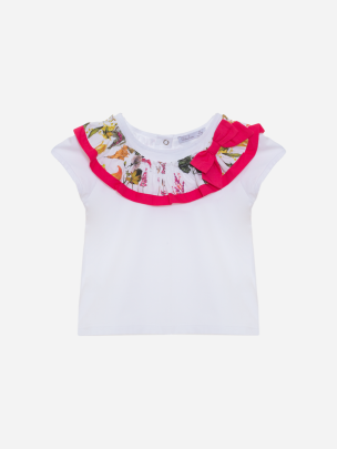 T-shirt de menina branca com detalhes estampados e um laço decorativo