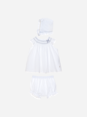 Conjunto branco constituído por gorro, blusa e calção de menina