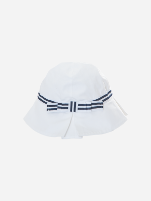 Chapéu branco decorado com um laço ás riscas