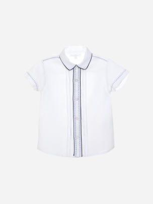 Camisa branca de menino com detalhes em azul marinho